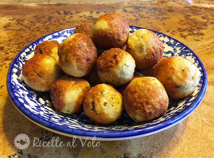 Potato and tuna meatballs are tasty tuna-based morsels that are very simple to make, and yet very tasty. They are an easy recipe and if we want economic,