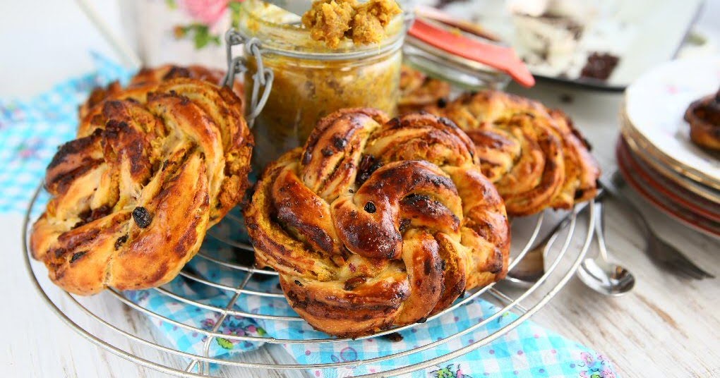 Barberry Buns with Turmeric Date Filling