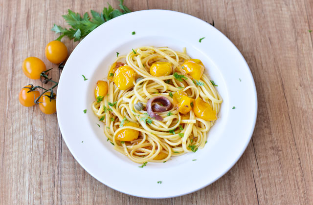 Pasta with yellow cherry tomatoes "style =" width: 640px;