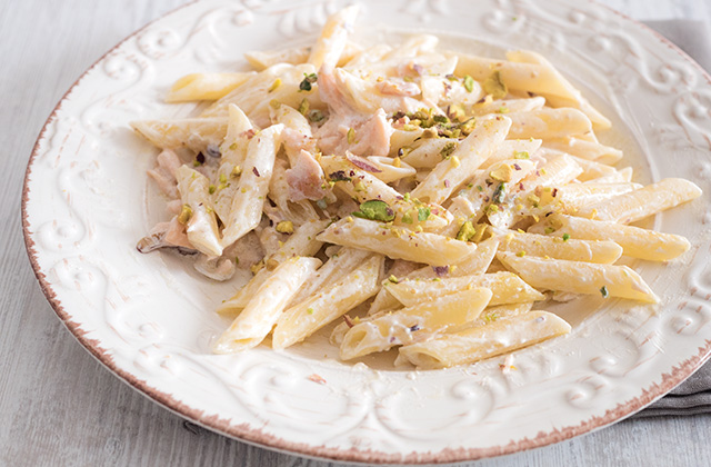Penne with salmon cream and whiskey "style =" width: 640px;