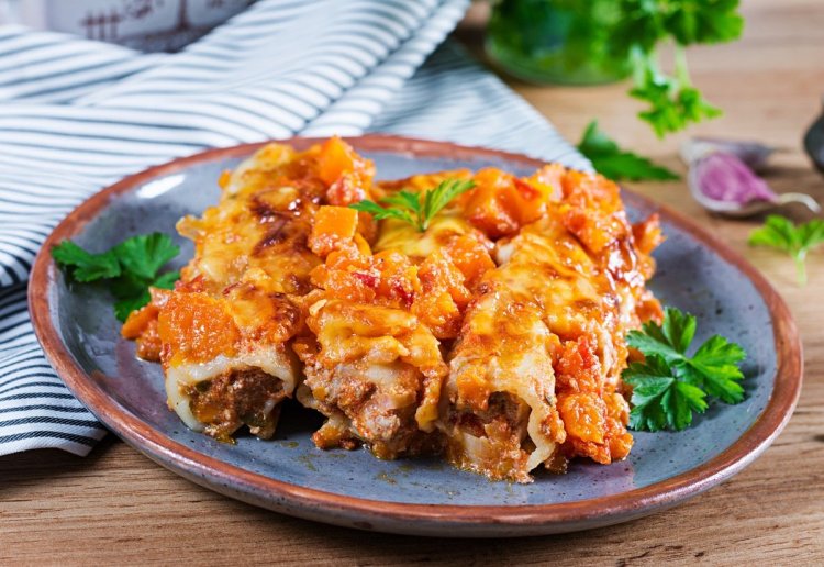Meat cannelloni with pumpkin sauce
