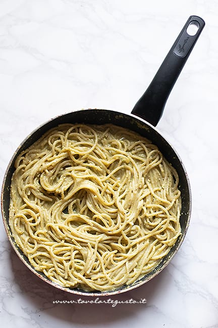 how to make pasta with pistachio pesto and prawns