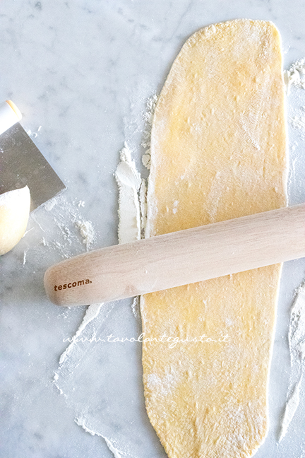 roll out the pastry to make tagliolini - Recipe by Tavolartegusto