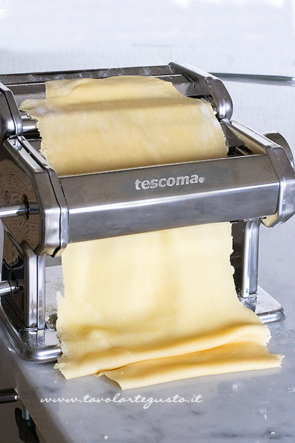 roll out the dough with the pasta machine - Recipe by Tavolartegusto