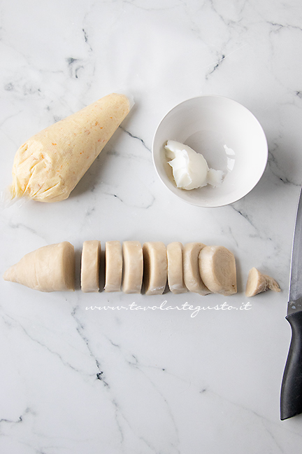 give shape to the curly puff pastries - Recipe by Tavolartegusto
