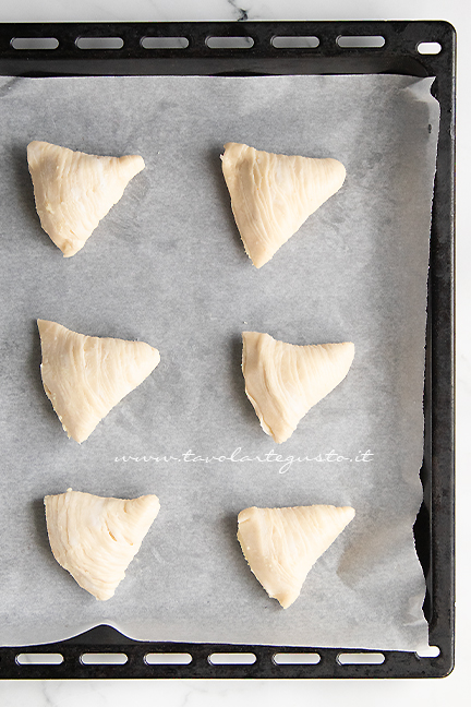 cooking curly puff pastries - Recipe by Tavolartegusto