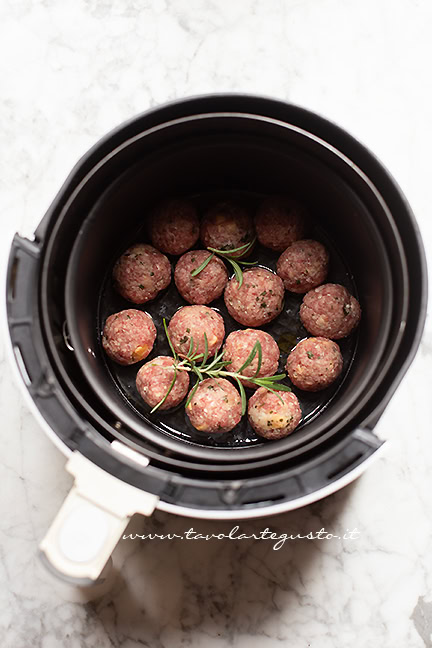cook the meatballs in the air fryer