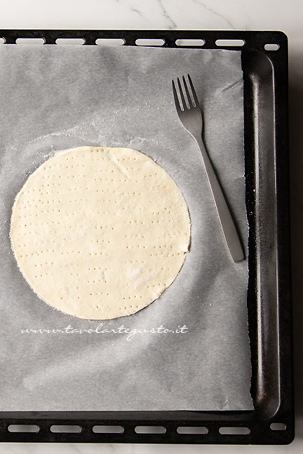 cook the puff pastry disc for saint honore