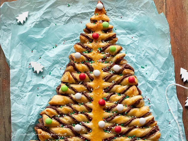 Christmas tree with Nutella and puff pastry