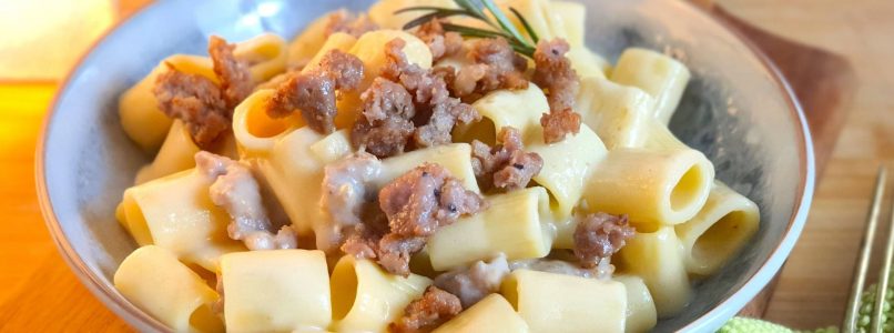 Pasta with cream of potatoes and sausage, the recipe