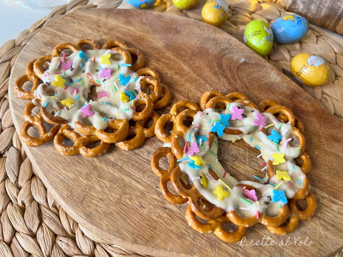 chocolate-pretzel-wreaths