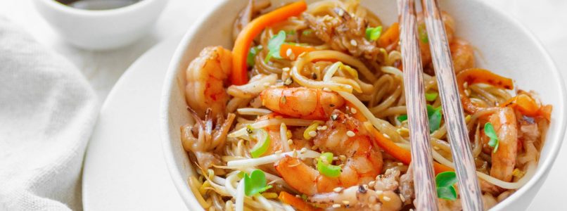 Rice spaghetti with prawns and vegetables