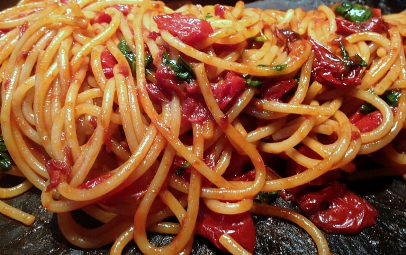 spaghetti with burnt tomato