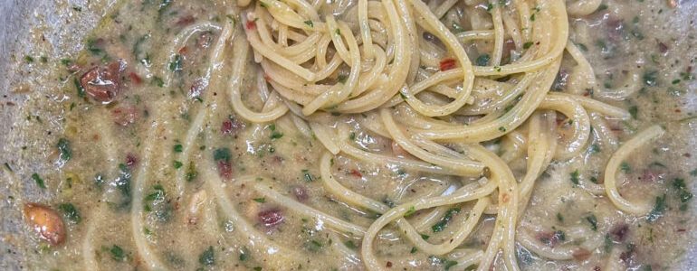 creamy spaghetti with garlic, oil and tarallo