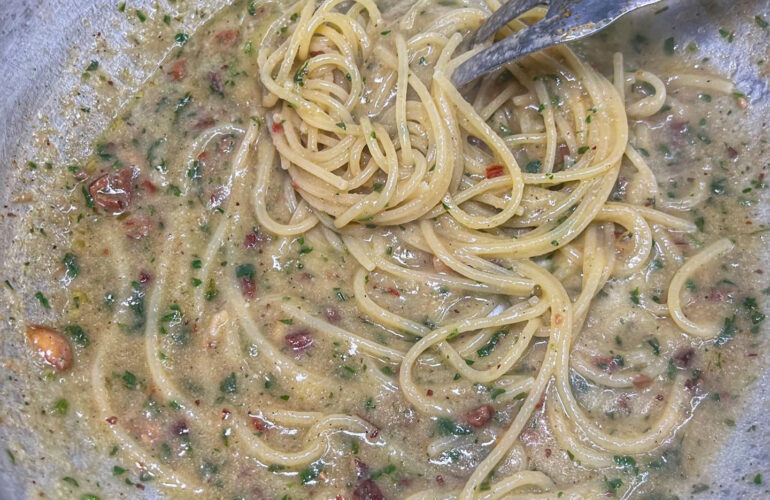 creamy spaghetti with garlic, oil and tarallo