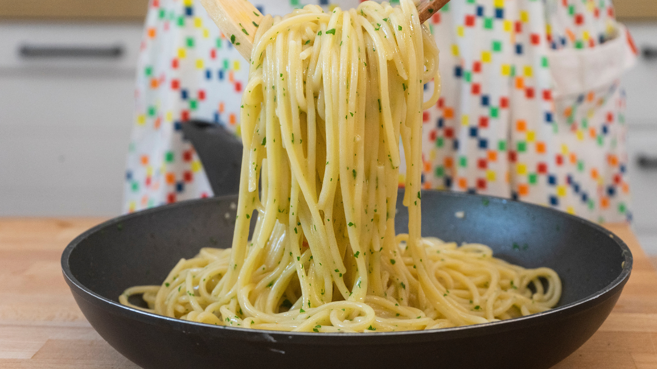 Spaghetti with garlic, oil and chilli pepper recipe