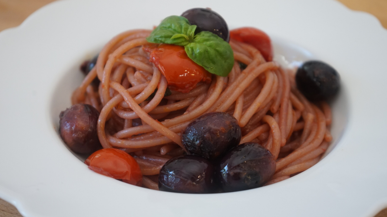 grandmother's recipe from Bari spaghetti with sweet fried olives