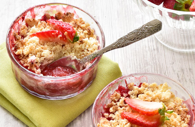 Crumble Strawberries and Ricotta "style =" width: 640px;