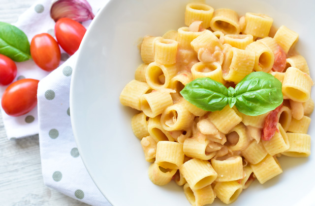 Pasta and beans "style =" width: 640px;