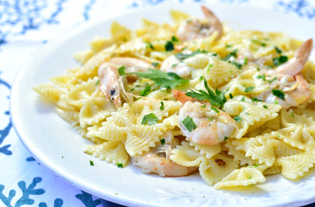 Pasta with prawns, lime and anchovies "style =" width: 640px;