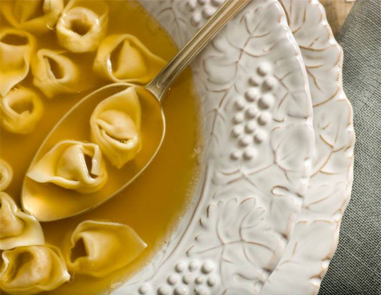 cappelletti in broth "class =" wp-image-31476 "srcset =" https://i1.wp.com/www.ricettealvolo.it/wp-content/uploads/2021/12/cappelletti-in-brodo-3. jpg? w = 1000 & ssl = 1 1000w, https://i1.wp.com/www.ricettealvolo.it/wp-content/uploads/2021/12/cappelletti-in-brodo-3.jpg?resize=300%2C233&ssl = 1 300w, https://i1.wp.com/www.ricettealvolo.it/wp-content/uploads/2021/12/cappelletti-in-brodo-3.jpg?resize=768%2C595&ssl=1 768w, https : //i1.wp.com/www.ricettealvolo.it/wp-content/uploads/2021/12/cappelletti-in-brodo-3.jpg? resize = 750% 2C581 & ssl = 1 750w, https: // i1. wp.com/www.ricettealvolo.it/wp-content/uploads/2021/12/cappelletti-in-brodo-3.jpg?resize=90%2C70&ssl=1 90w "sizes =" (max-width: 750px) 100vw , 750px