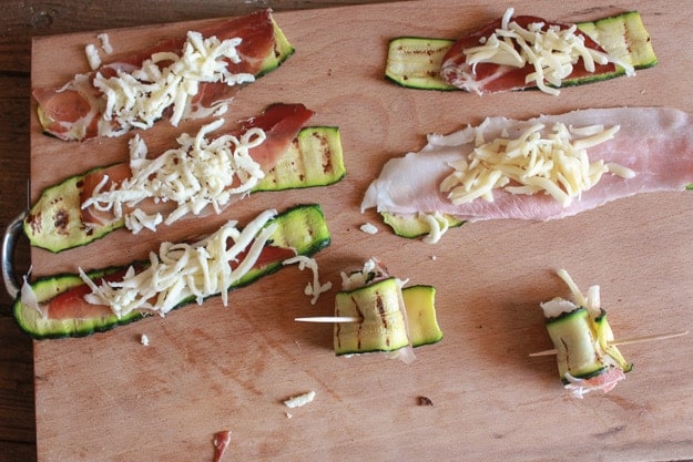 Grilled courgette rolls with ham and cheese
