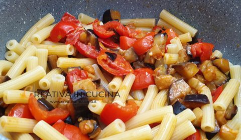 Sedanini with stringy aubergines and cherry tomatoes recipe by Creativa in the kitchen