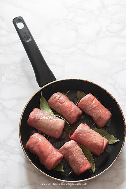 cook meat rolls in a pan