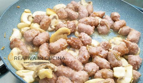 Creamy sausage meatballs with mushrooms recipe from Creativa in the kitchen